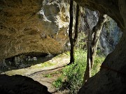 37 Raffaele scende nella grotta aiutandosi con il cordino predisposto